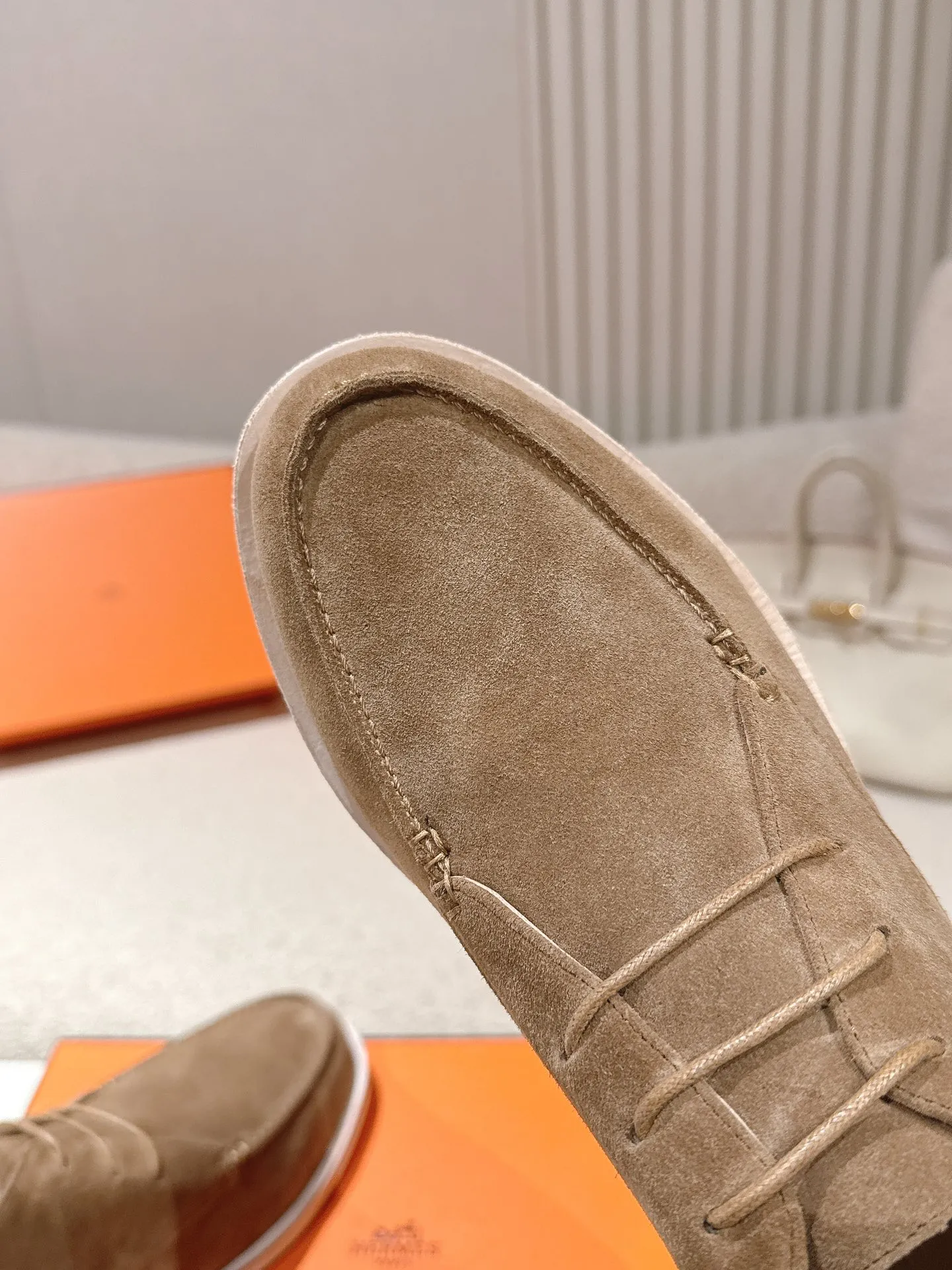 Men's Men's Shoes 660💰 Hermes men's size #26ss calfskin derby shoes, decorated with signature "H Diamant" details for a stylish and casual style. Fabric: Cow suede Lining: Mixed sheep lining Outsole: Genuine leather welt + original TPU Bottom thickness: 3CM Code number: 39-45 (customized at 46.47)
